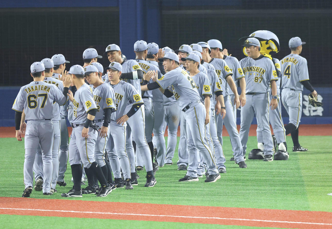 DeNA対阪神　DeNAに勝利し、ナインを迎える藤川監督（中央）（撮影・河田真司）