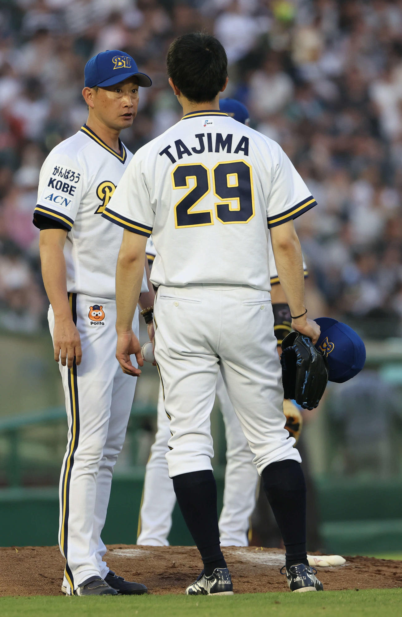 オリックス対ロッテ　4回表ロッテ無死一、三塁、オリックス岸田監督は先発田嶋を諦め、自らマウンドに行き交代を命じる（撮影・西尾就之）