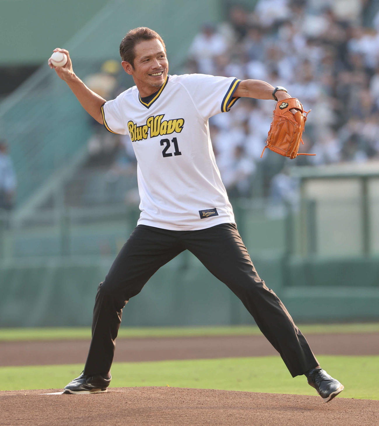 オリックス対ロッテ　始球式に登板したオリックスOBの野田浩司氏（撮影・西尾就之）