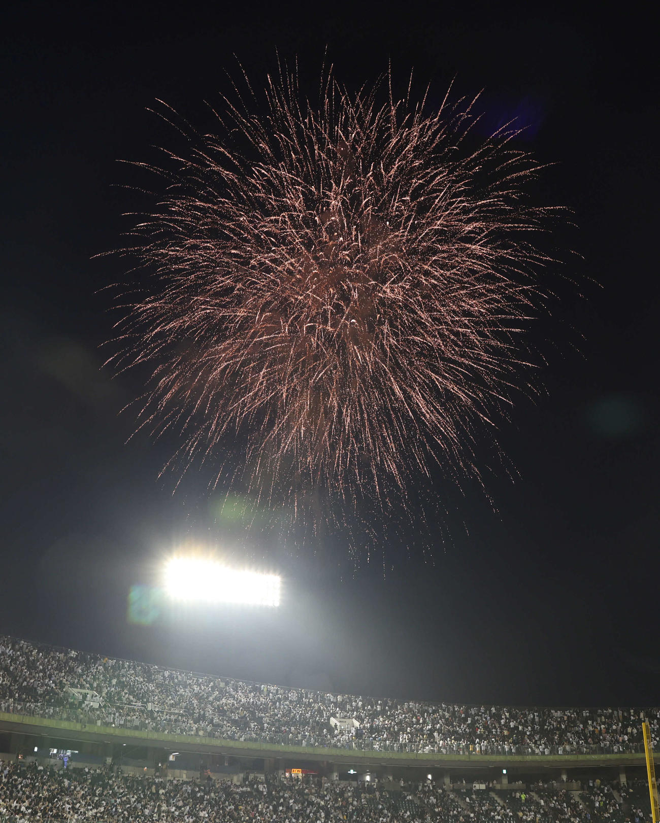 オリックス対ロッテ　5回終了後に打ち上げられた花火（撮影・西尾就之）