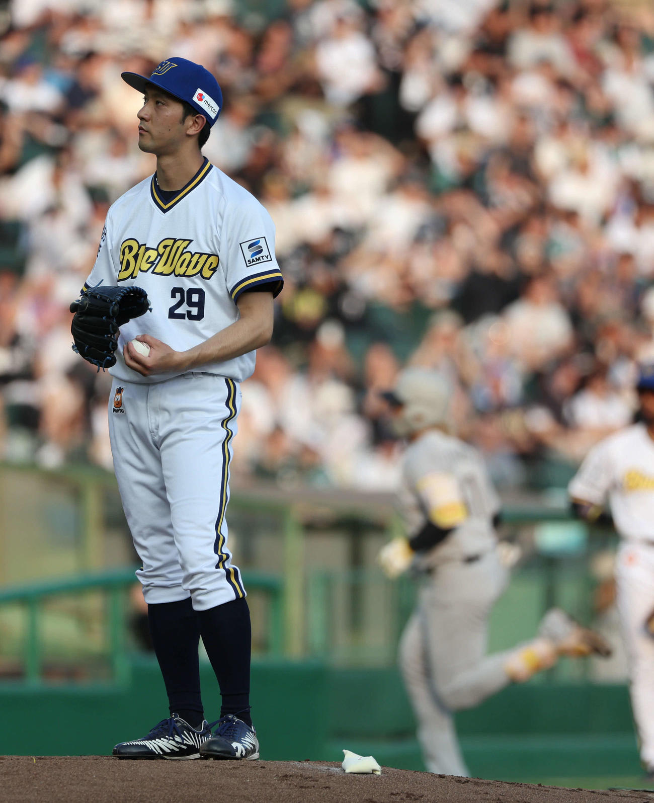 オリックス対ロッテ　1回表ロッテ2死二塁、山本（右）に先制本塁打を許したオリックス先発の田嶋（撮影・西尾就之）