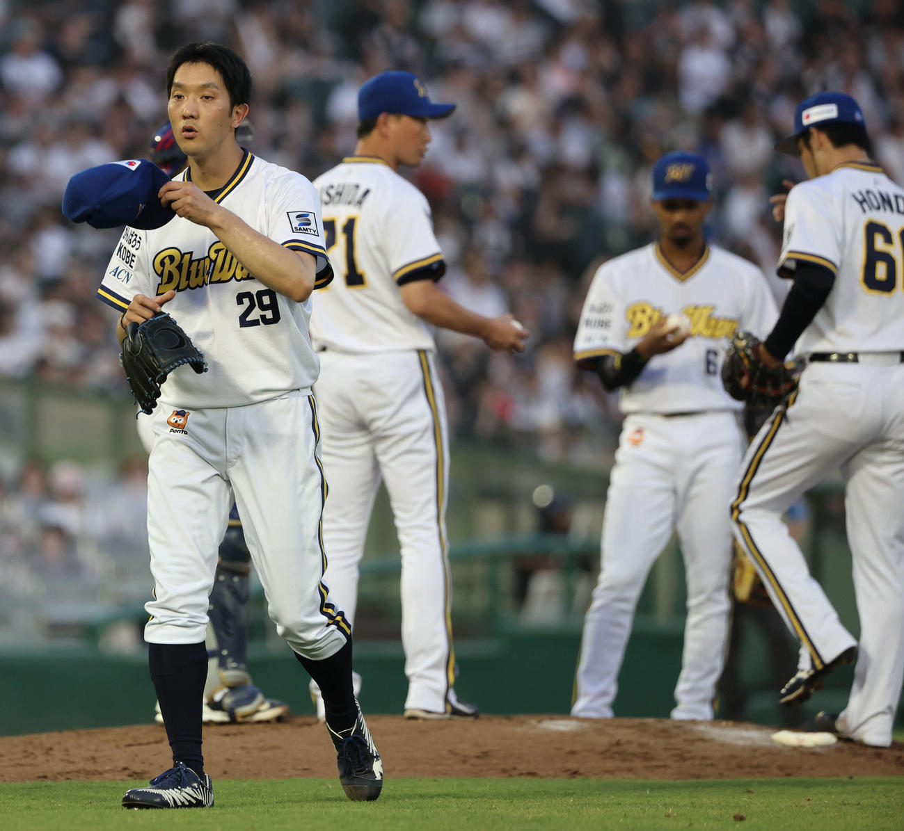 オリックス対ロッテ　4回表ロッテ無死一、三塁、オリックス先発田嶋は降板となり、帽子を取ってベンチに戻る（撮影・西尾就之）