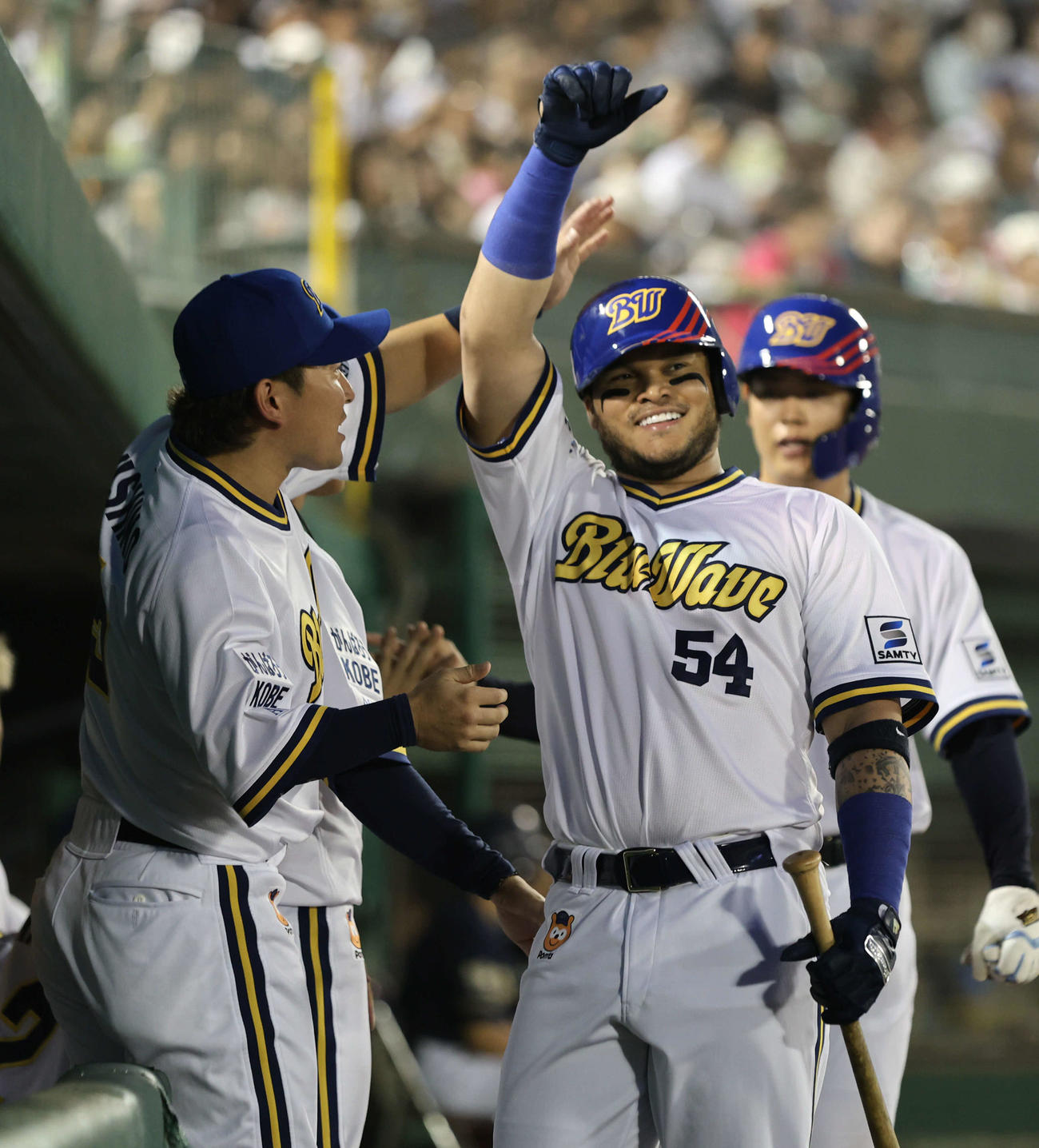 オリックス対ロッテ　5回裏オリックス無死一塁、ディアスは左中間に本塁打を放ち、ベンチ前で笑顔を見せる（撮影・西尾就之）
