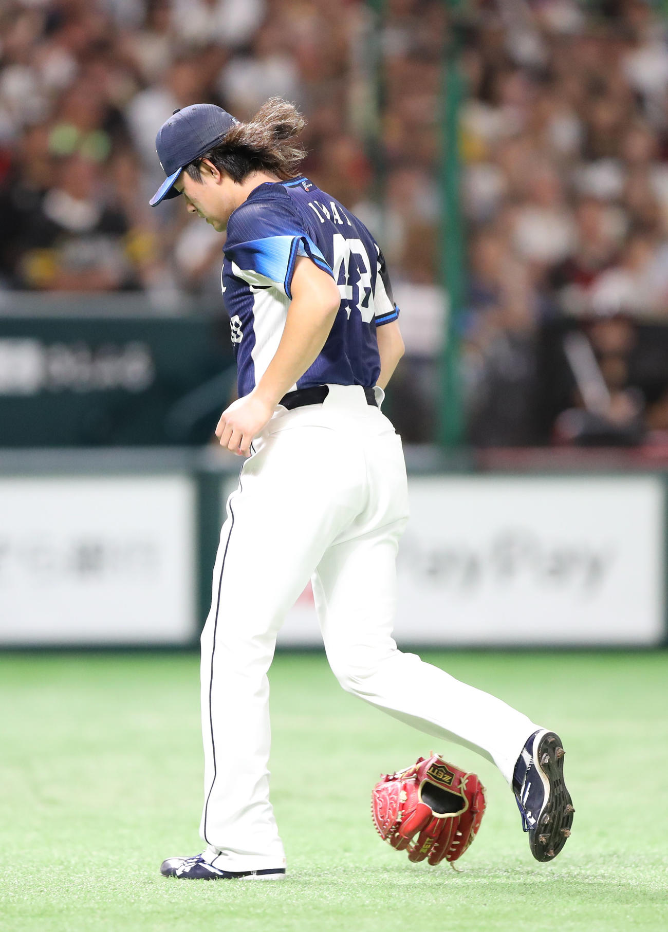 ソフトバンク対西武　3回裏ソフトバンク2死一、二塁、山本の打球が足に当たり痛そうにする今井（撮影・梅根麻紀）