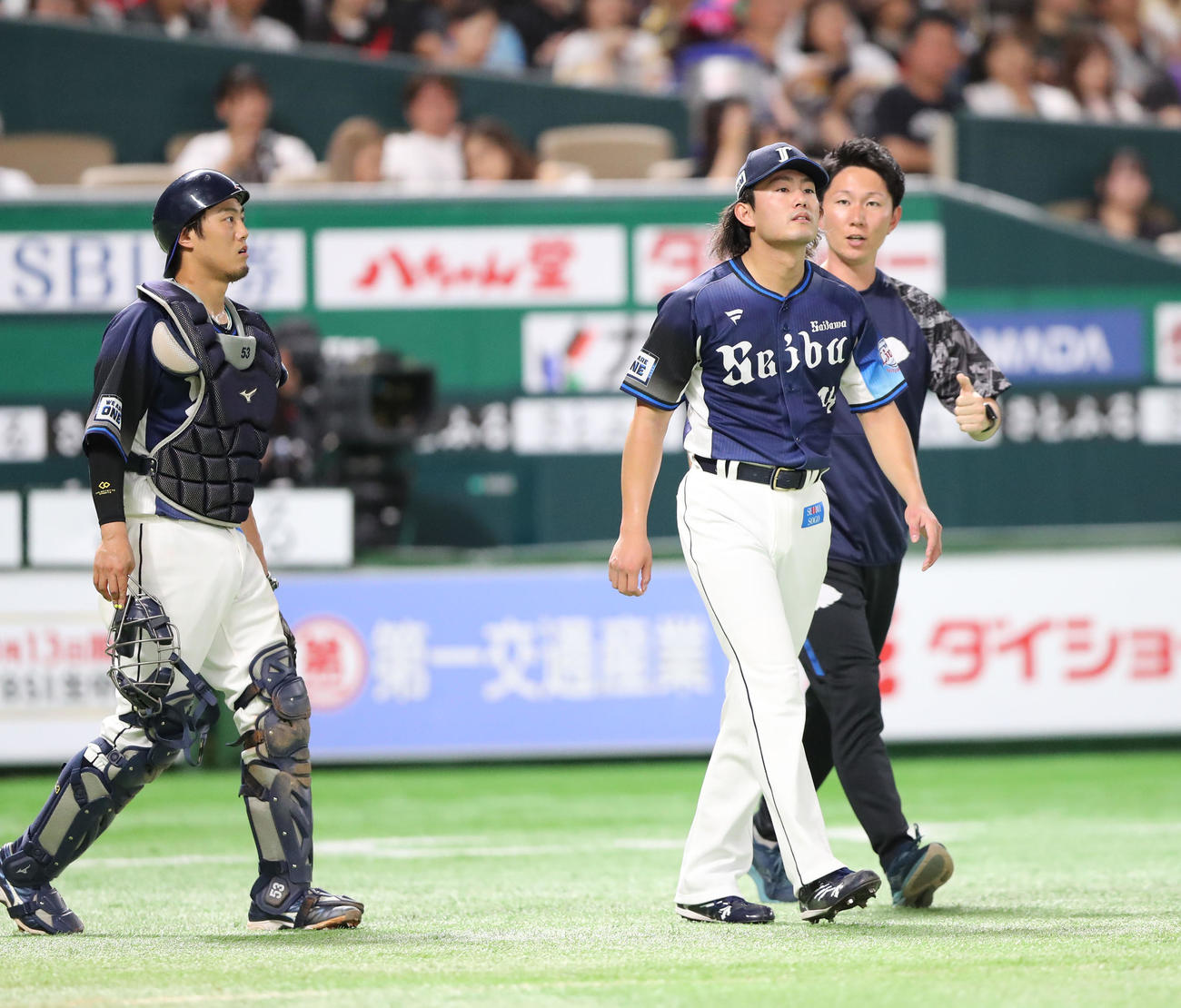 ソフトバンク対西武　3回裏ソフトバンク2死一、二塁、山本の打球が足に当たり痛そうにする今井（撮影・梅根麻紀）