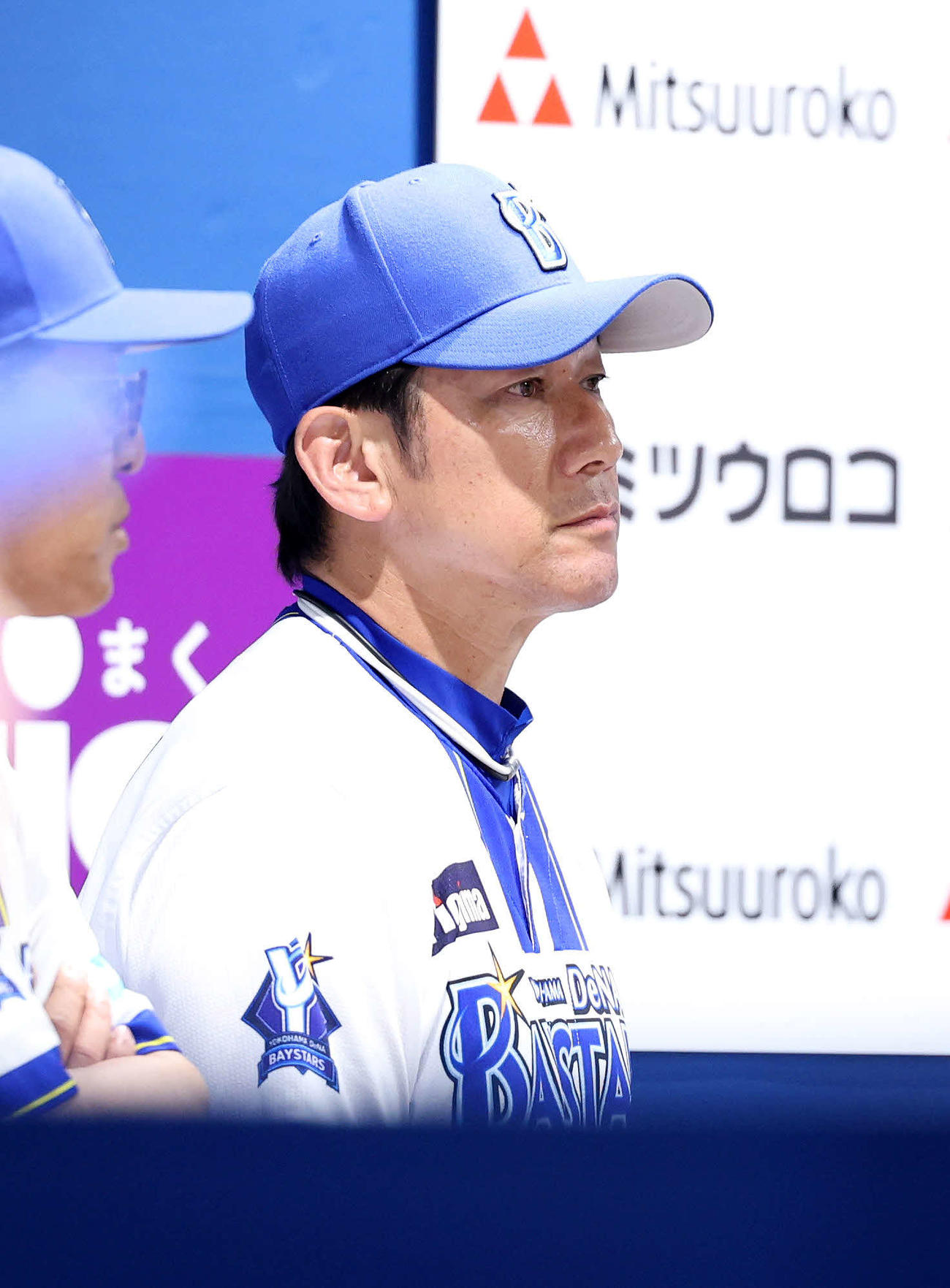 DeNA対阪神　6回表、戦況を見つめるDeNA三浦監督（撮影・鈴木正人）