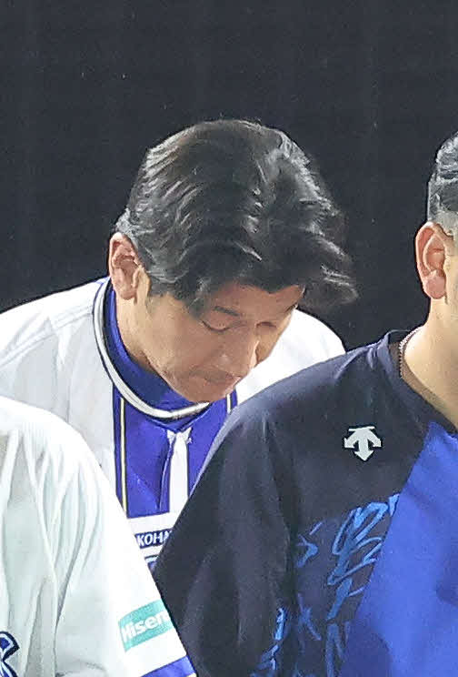DeNA対阪神　阪神に敗れあいさつするDeNA三浦監督（撮影・河田真司）