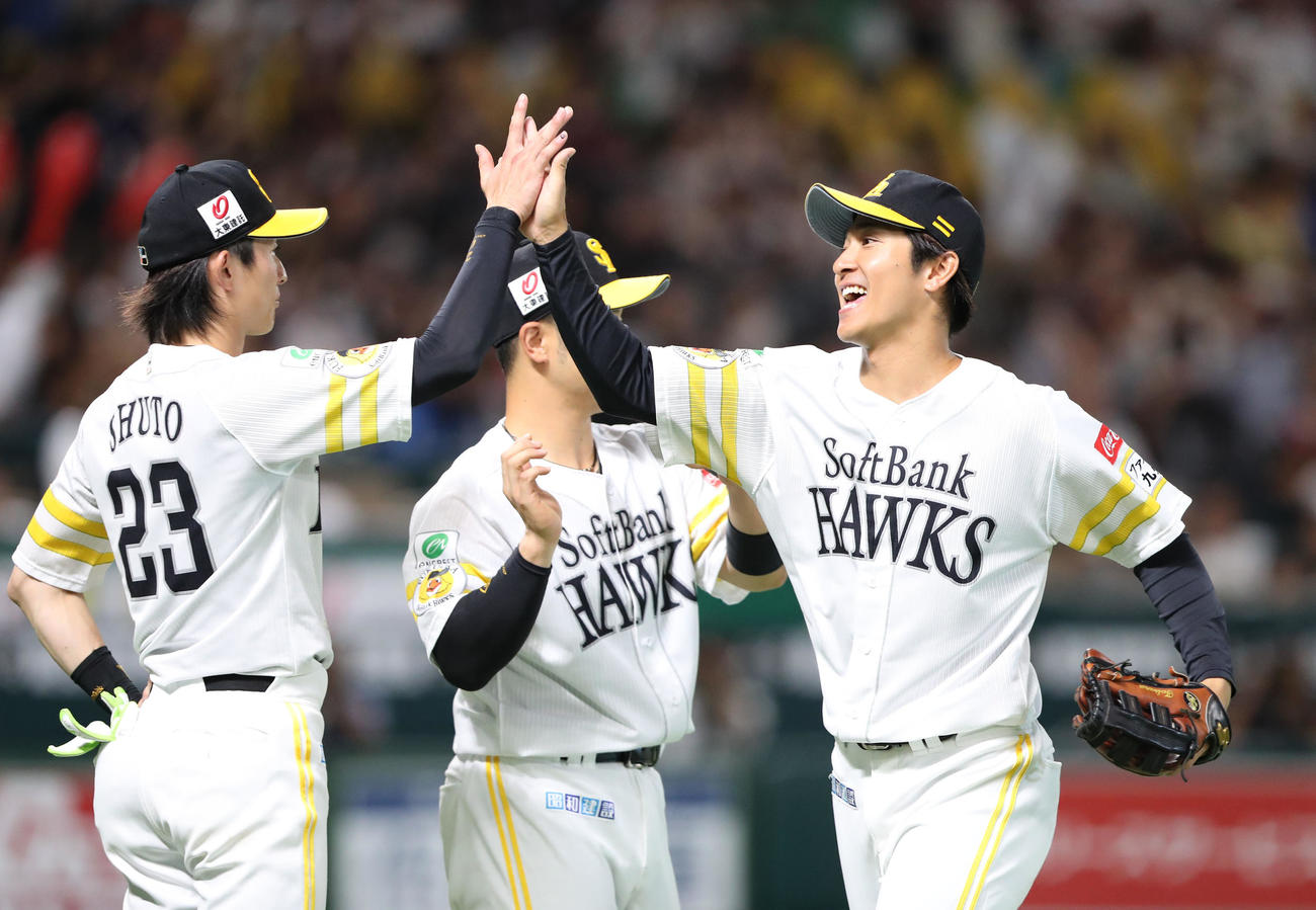 ソフトバンク対西武　西武に勝利しナインとハイタッチをかわす柳町（右）（撮影・梅根麻紀）