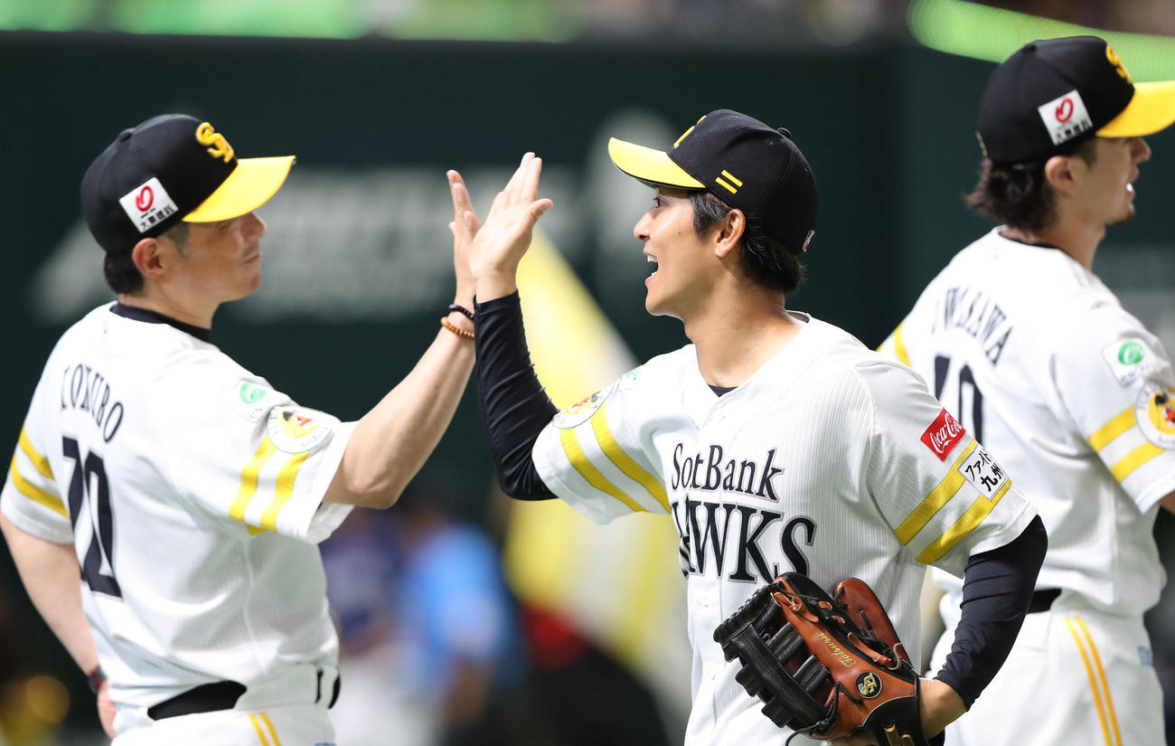 ソフトバンク対西武　西武に勝利し小久保監督とハイタッチをかわす柳町（撮影・梅根麻紀）