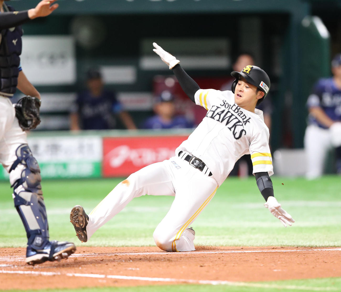 ソフトバンク対西武　3回裏ソフトバンク1死二、三塁、中村の右前逆転2点適時打で生還する二塁走者の川瀬（撮影・梅根麻紀）