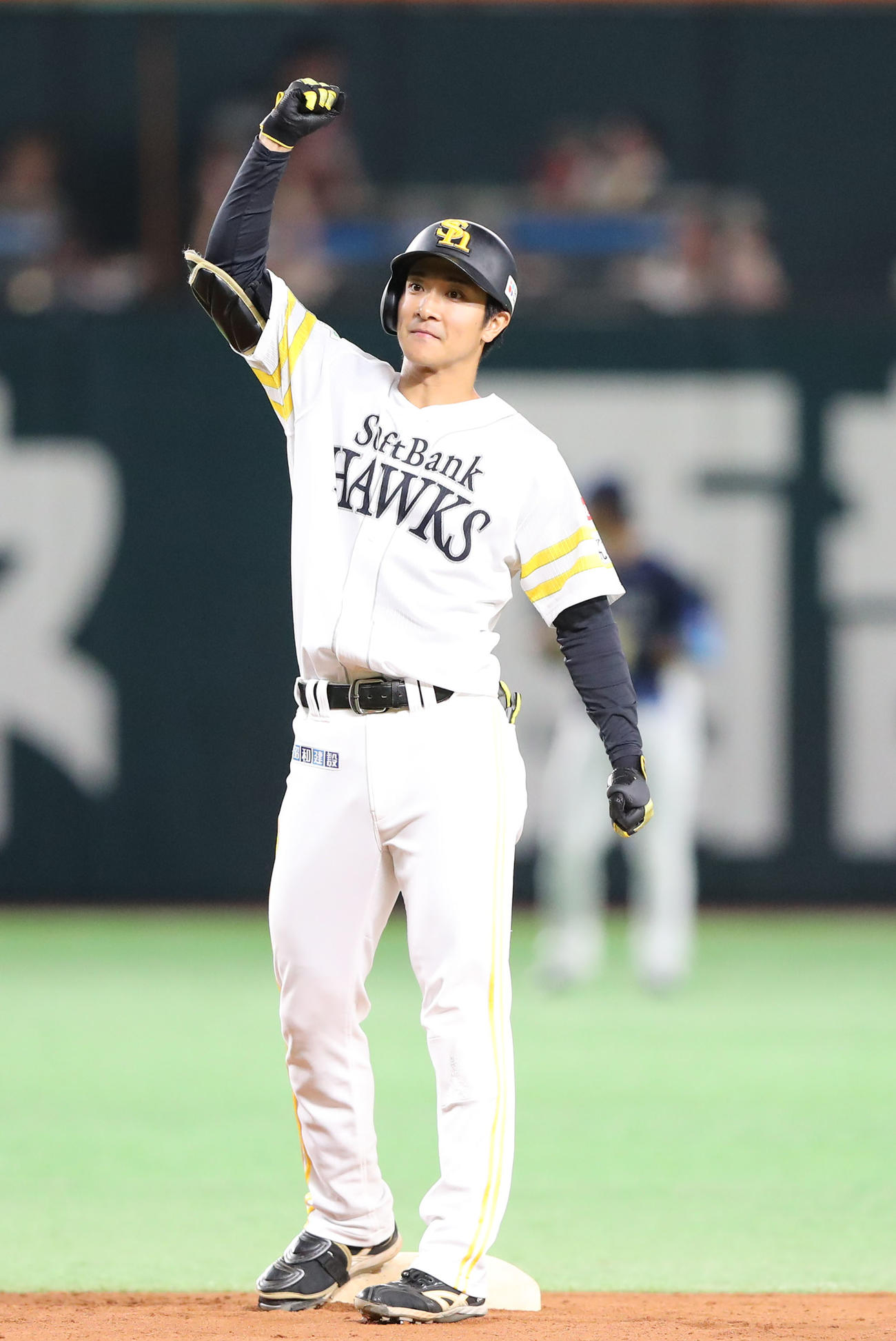 ソフトバンク対西武　5回裏ソフトバンク1死二塁、柳町は左越えに勝ち越しとなる適時二塁打を放ちガッツポーズ（撮影・梅根麻紀）