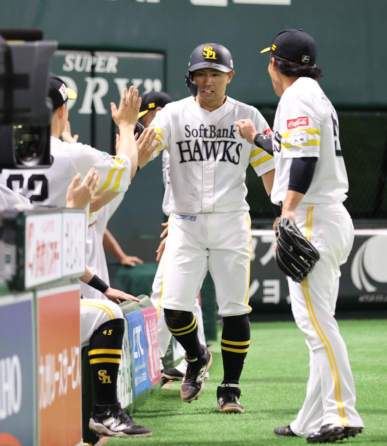 ソフトバンク対西武　5回裏ソフトバンク1死二塁、柳町の勝ち越し適時二塁打で生還した中村（撮影・梅根麻紀）