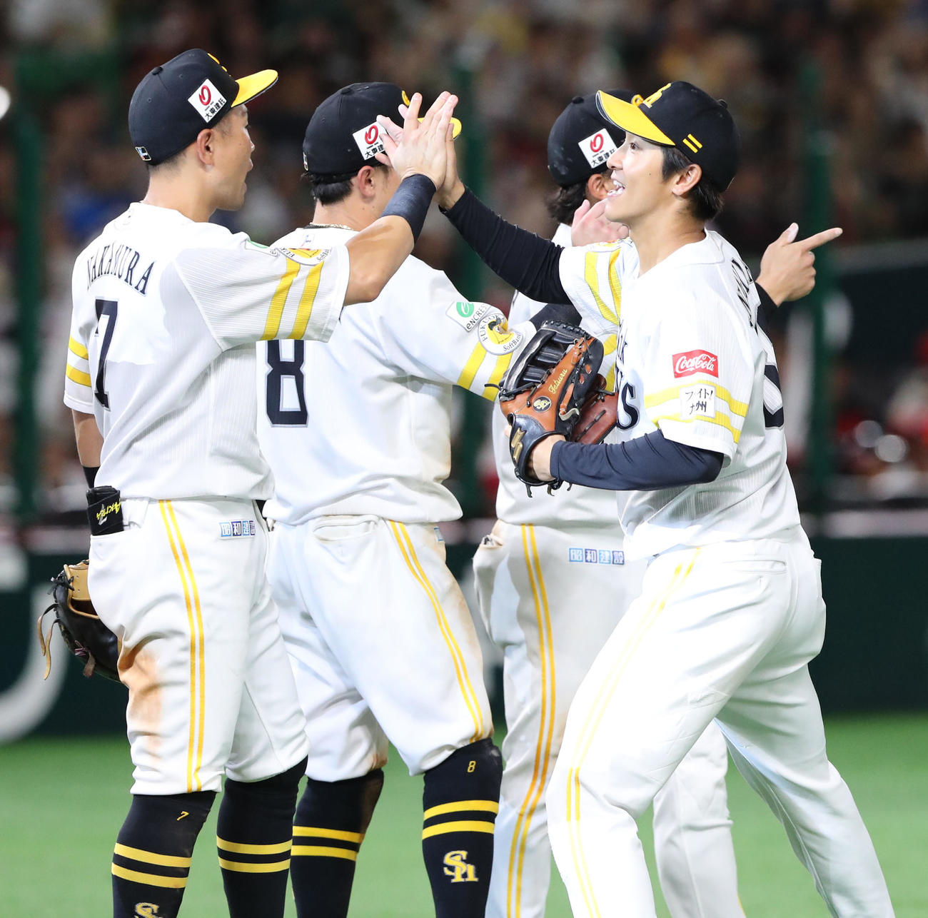 ソフトバンク対西武　西武に勝利しナインとハイタッチをかわす柳町（撮影・梅根麻紀）