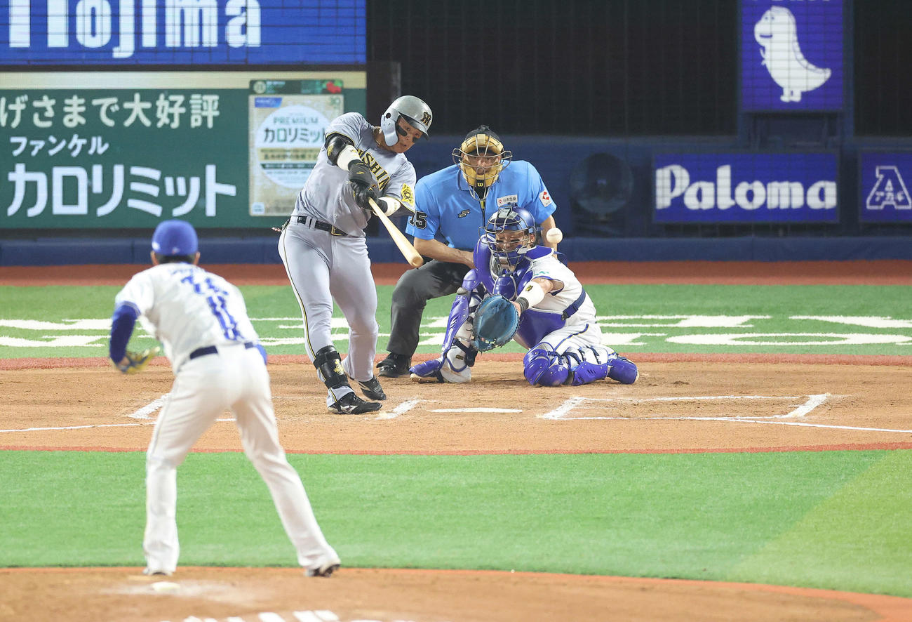 DeNA対阪神　6回表阪神無死二塁、左前打を放つ前川。投手大貫（撮影・河田真司）