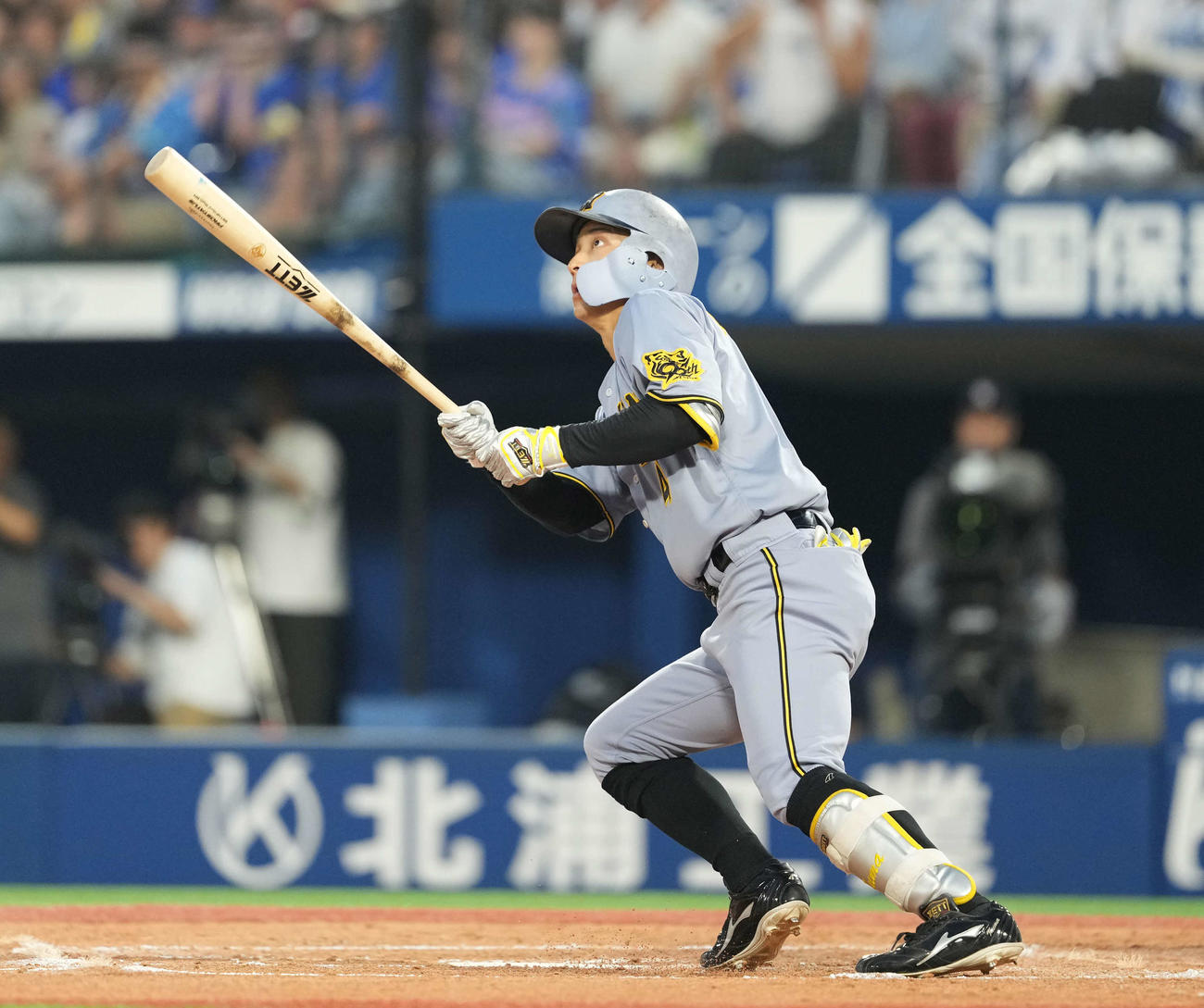 DeNA対阪神　4回表阪神2死一、三塁、2点適時三塁打を放つ熊谷（撮影・井上学）