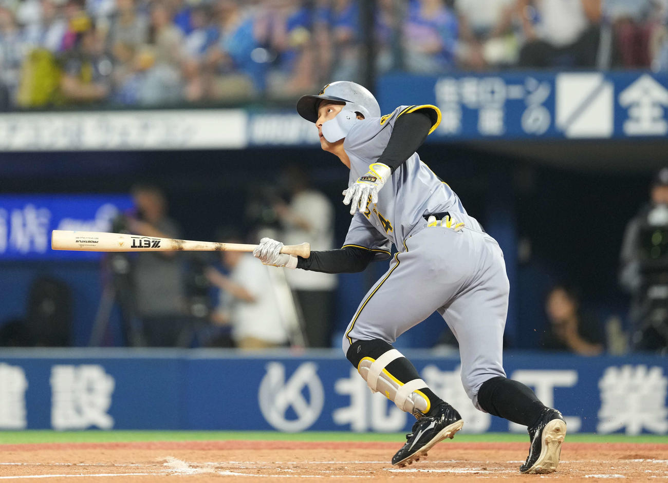 DeNA対阪神　4回表阪神2死一、三塁、2点適時三塁打を放つ熊谷（撮影・井上学）