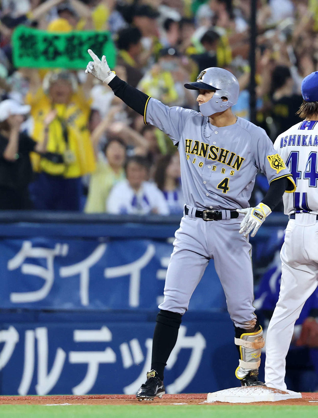 DeNA対阪神　4回表阪神2死一、三塁、熊谷は左越え適時三塁打を放ちポーズを決める（撮影・鈴木正人）