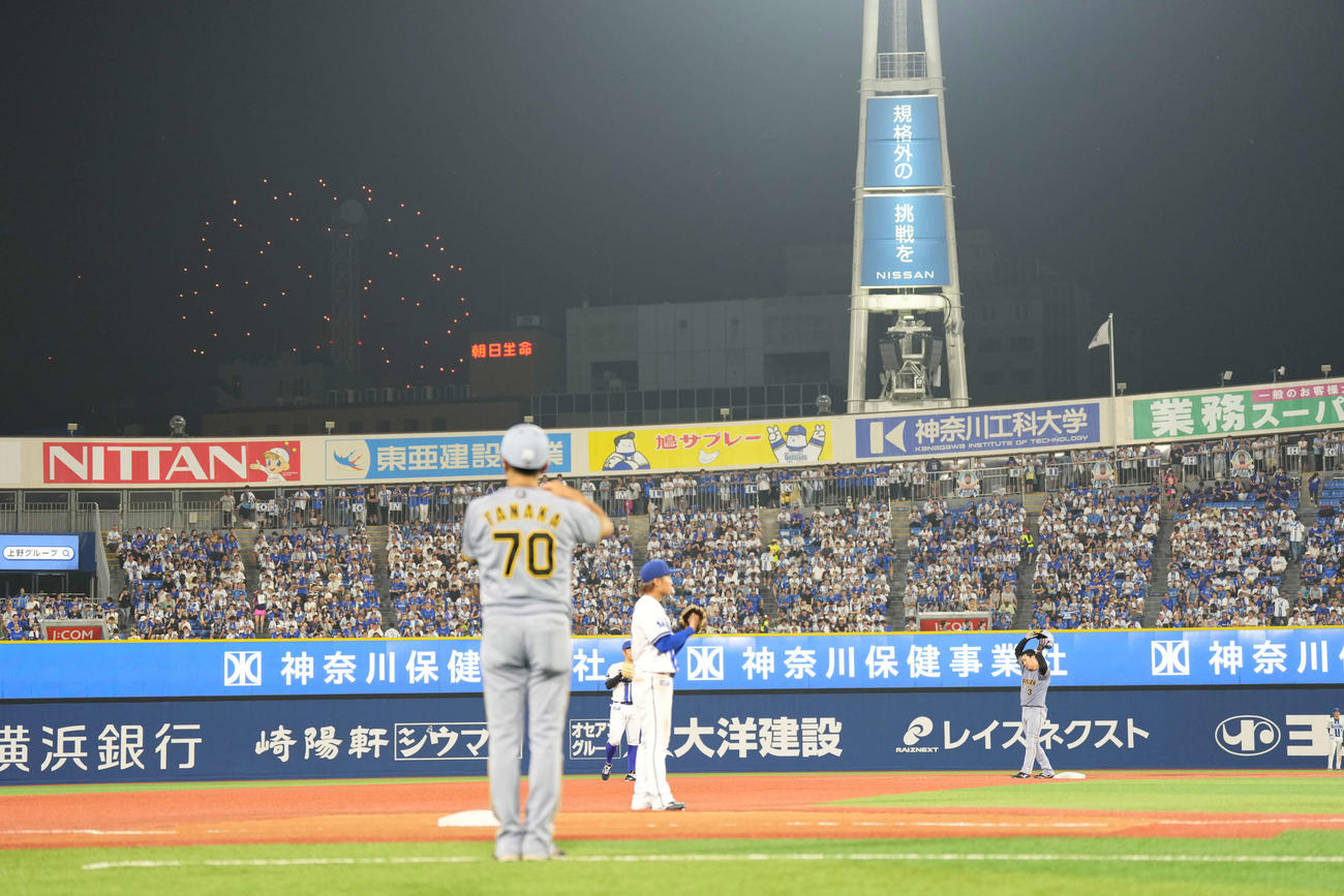 DeNA対阪神　6回表阪神無死、二塁打を放つ大山。後方には花火が上がる（撮影・井上学）