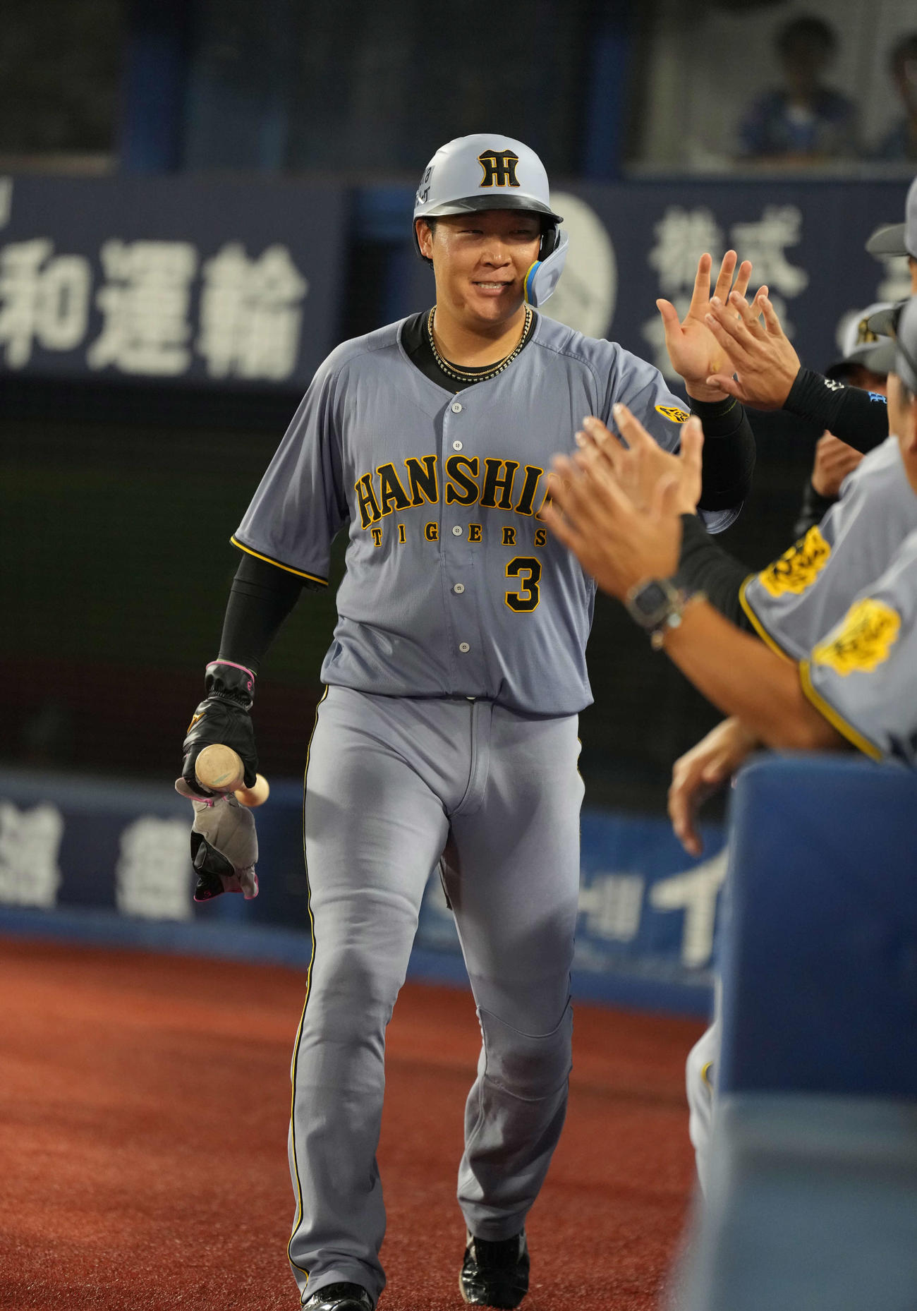 DeNA対阪神　6回に生還した大山は笑顔（撮影・井上学）