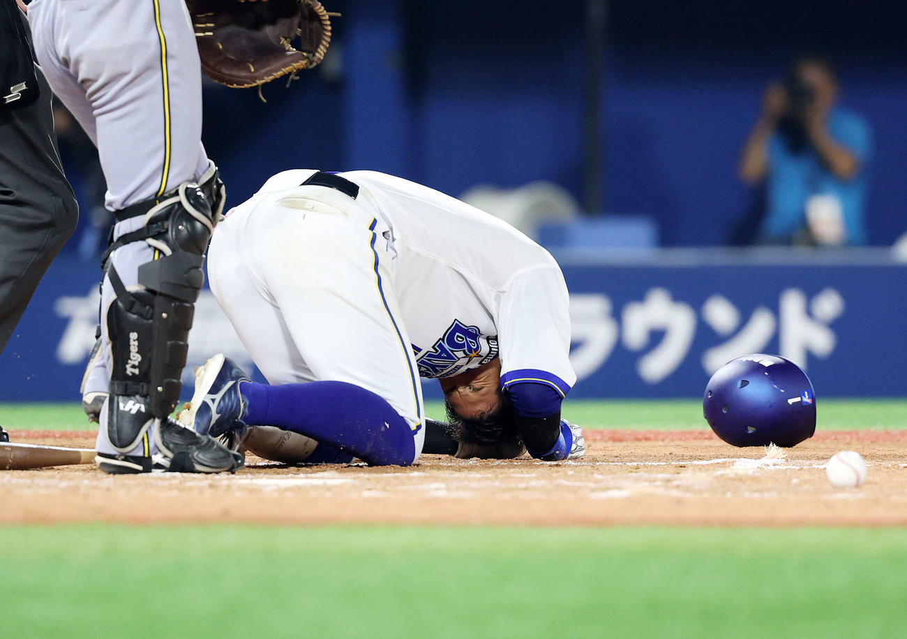 DeNA対阪神　9回裏DeNA1死、桑原は死球を受け痛がる（撮影・鈴木正人）