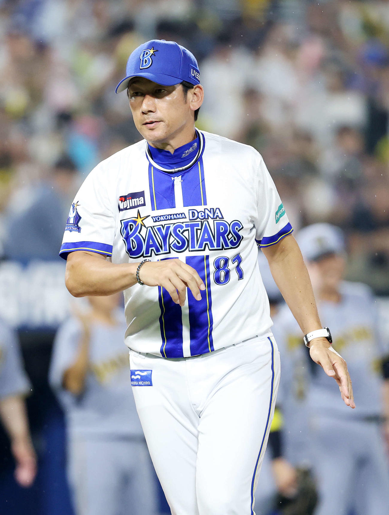 DeNA対阪神　敗戦し引き揚げるDeNA三浦監督（撮影・鈴木正人）