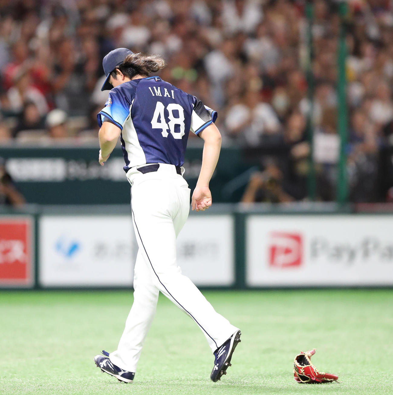 ソフトバンク対西武　3回裏ソフトバンク2死一、二塁、山本の打球が足に当たり痛そうにする今井（撮影・梅根麻紀）