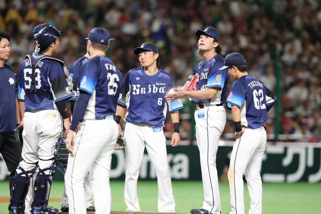 ソフトバンク対西武　3回裏ソフトバンク2死一、二塁、山本の打球が足に当たり痛そうにする今井（撮影・梅根麻紀）