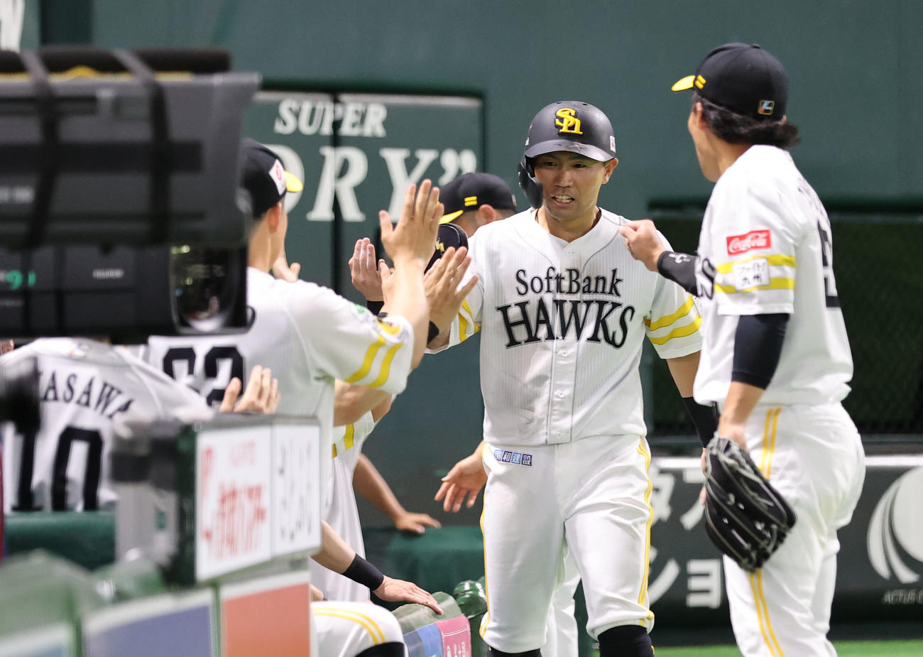 ソフトバンク対西武　5回裏ソフトバンク1死二塁、柳町の勝ち越し適時二塁打で生還した中村（撮影・梅根麻紀）