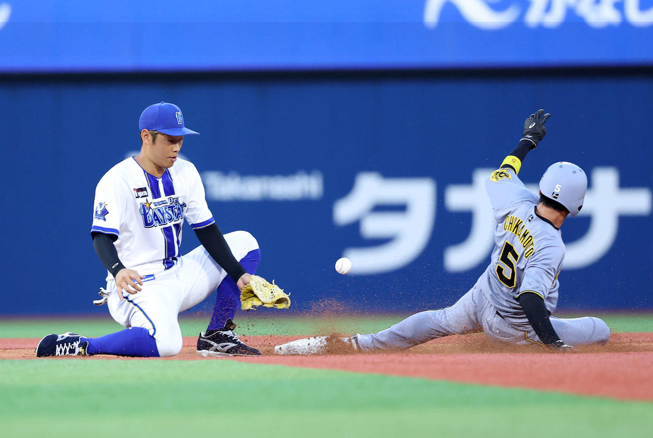DeNA対阪神　3回表阪神2死一塁、近本は盗塁を決める、左は京田（撮影・鈴木正人）