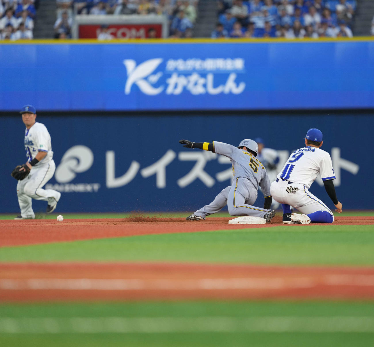 DeNA対阪神　3回表阪神2死一塁、二塁盗塁を決める近本（撮影・井上学）