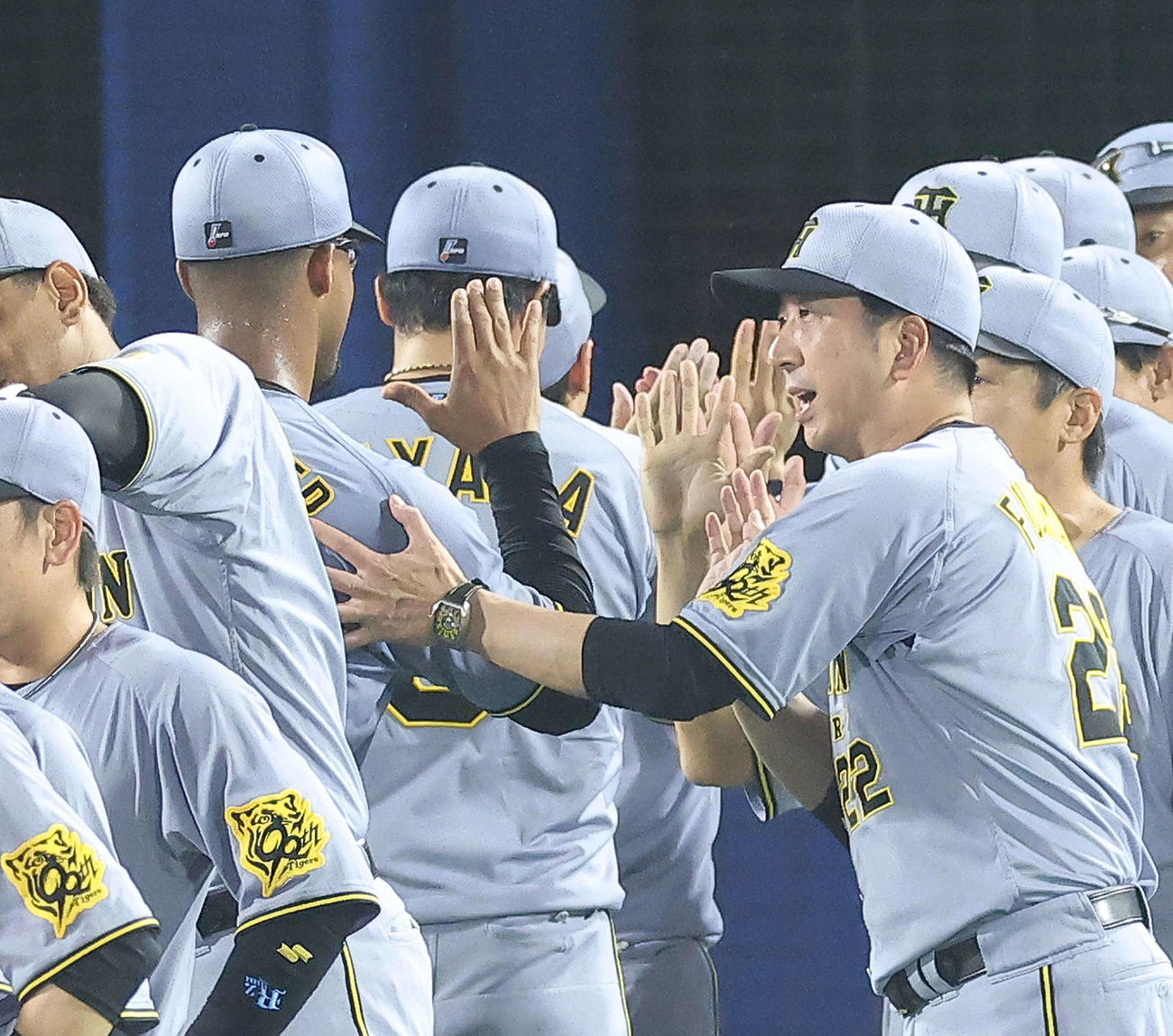 DeNA対阪神　DeNAに勝利し、デュプランティエ（左）らナインを迎える阪神藤川監督（撮影・河田真司）