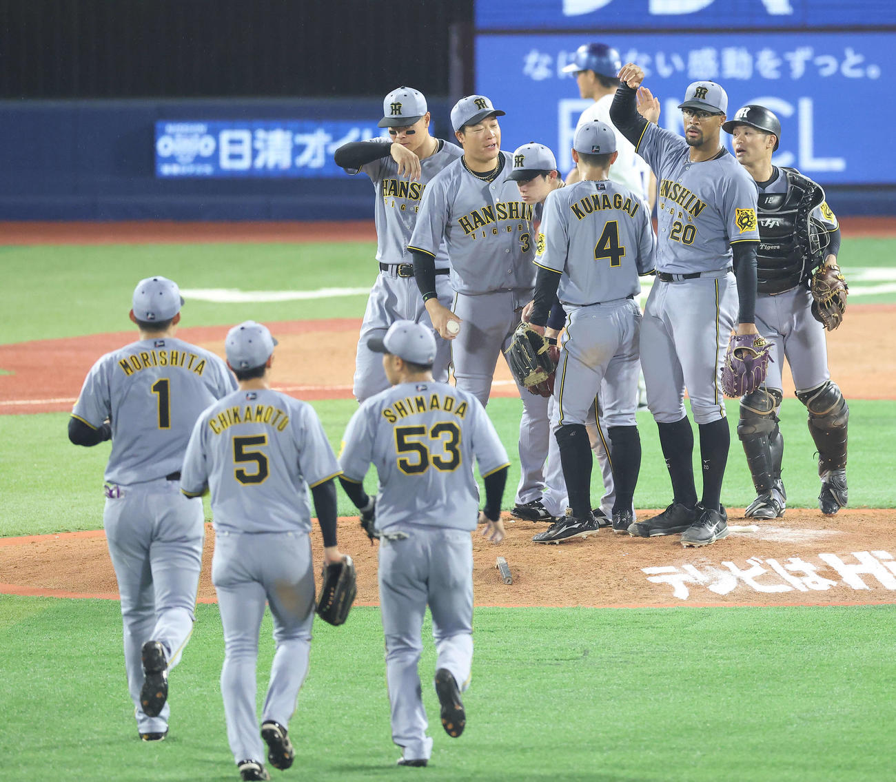 DeNA対阪神　DeNAに勝利し、マウンドに集まる阪神ナイン（撮影・河田真司）