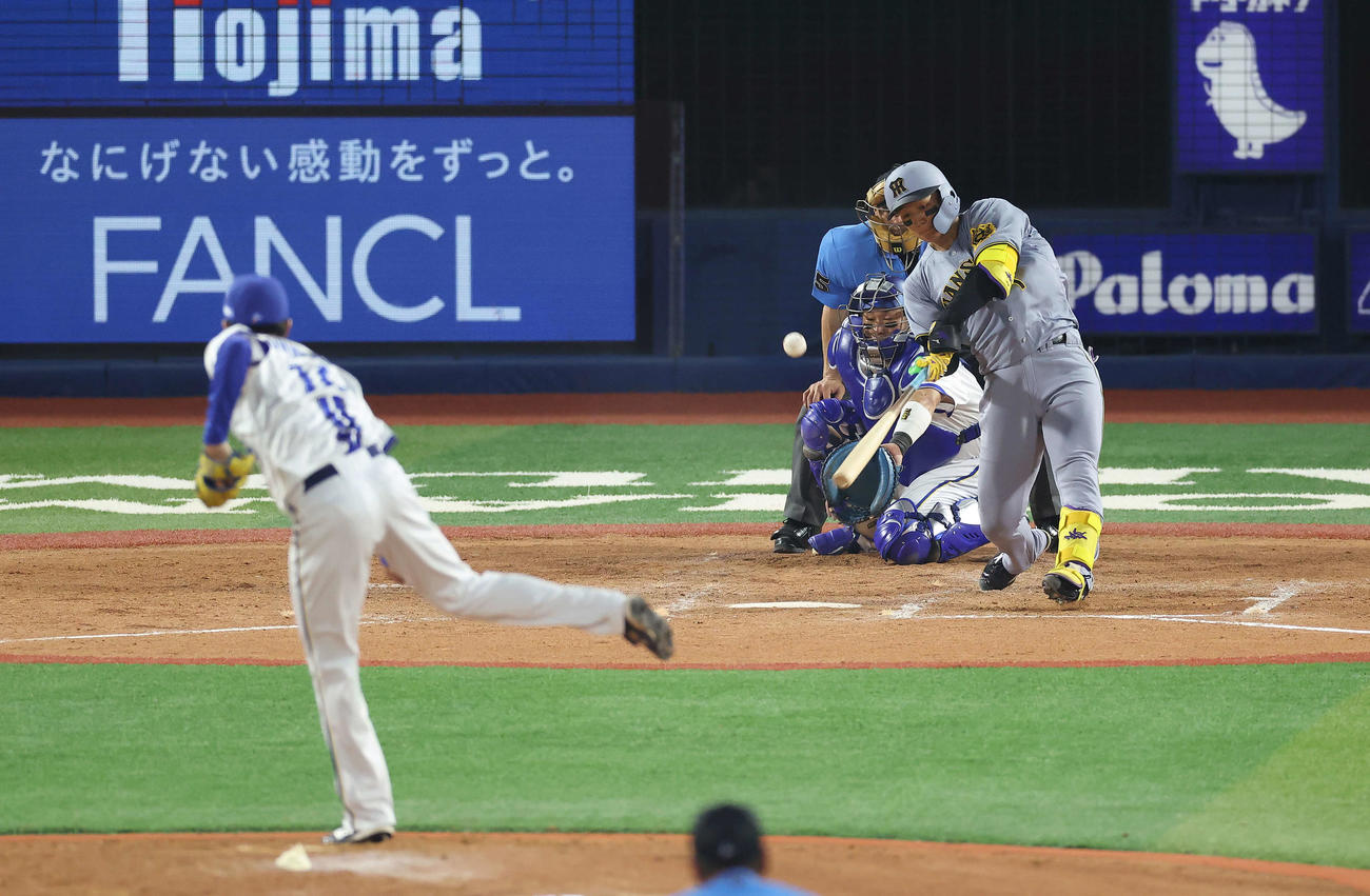 DeNA対阪神　5回表阪神1死一塁、右前打を放つ森下。投手大貫（撮影・河田真司）