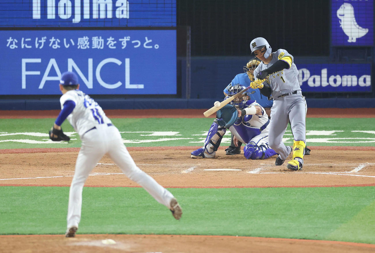 DeNA対阪神　7回表阪神2死、左前打を放つ森下。投手宮城（撮影・河田真司）