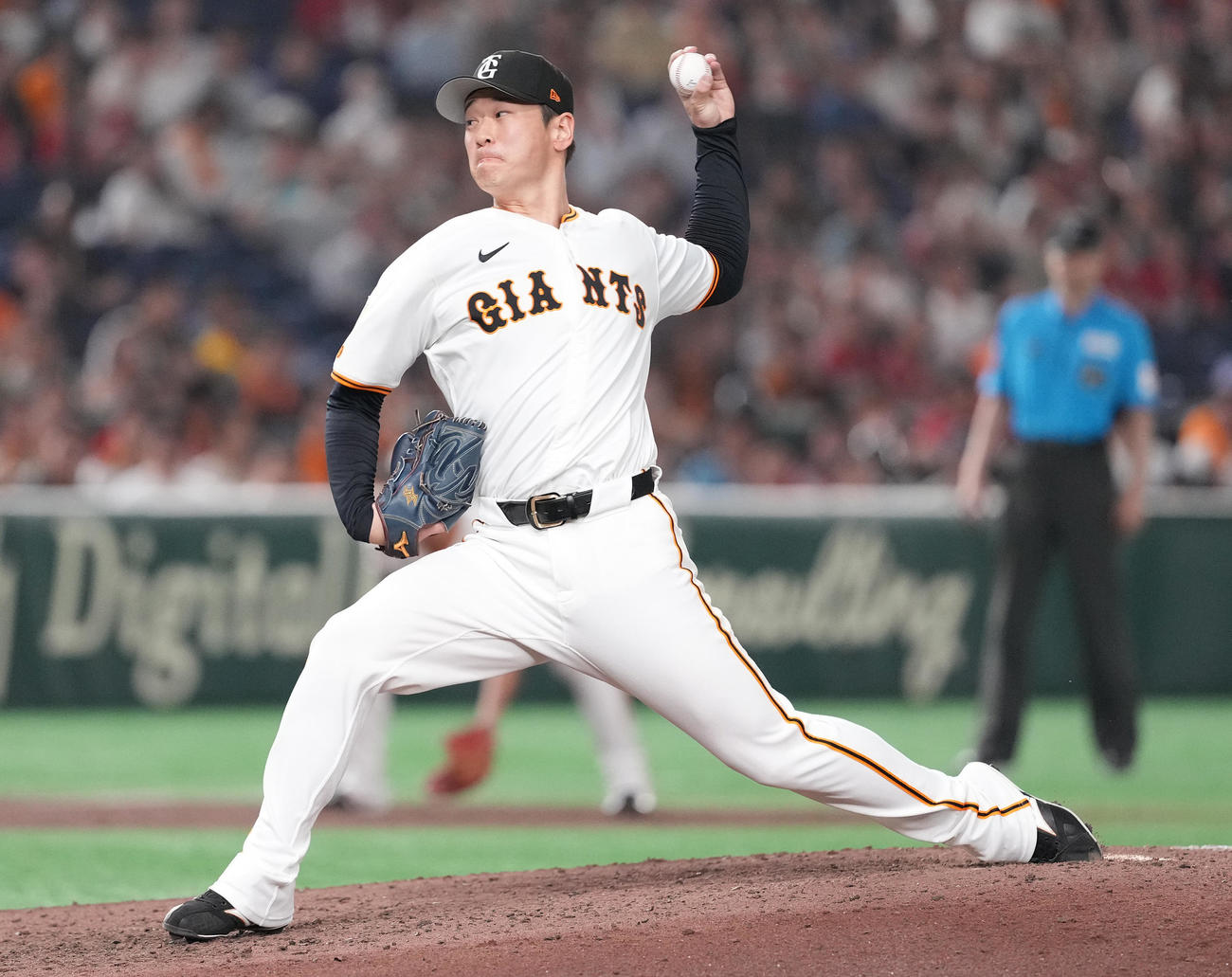 巨人対広島　9回表から4番手で登板した巨人中川（撮影・鈴木みどり）