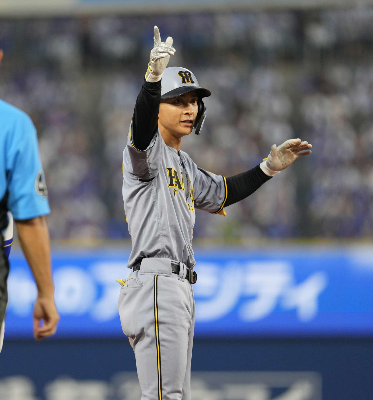 DeNA対阪神　4回表阪神2死一、三塁、2点適時三塁打を放つ熊谷（撮影・井上学）