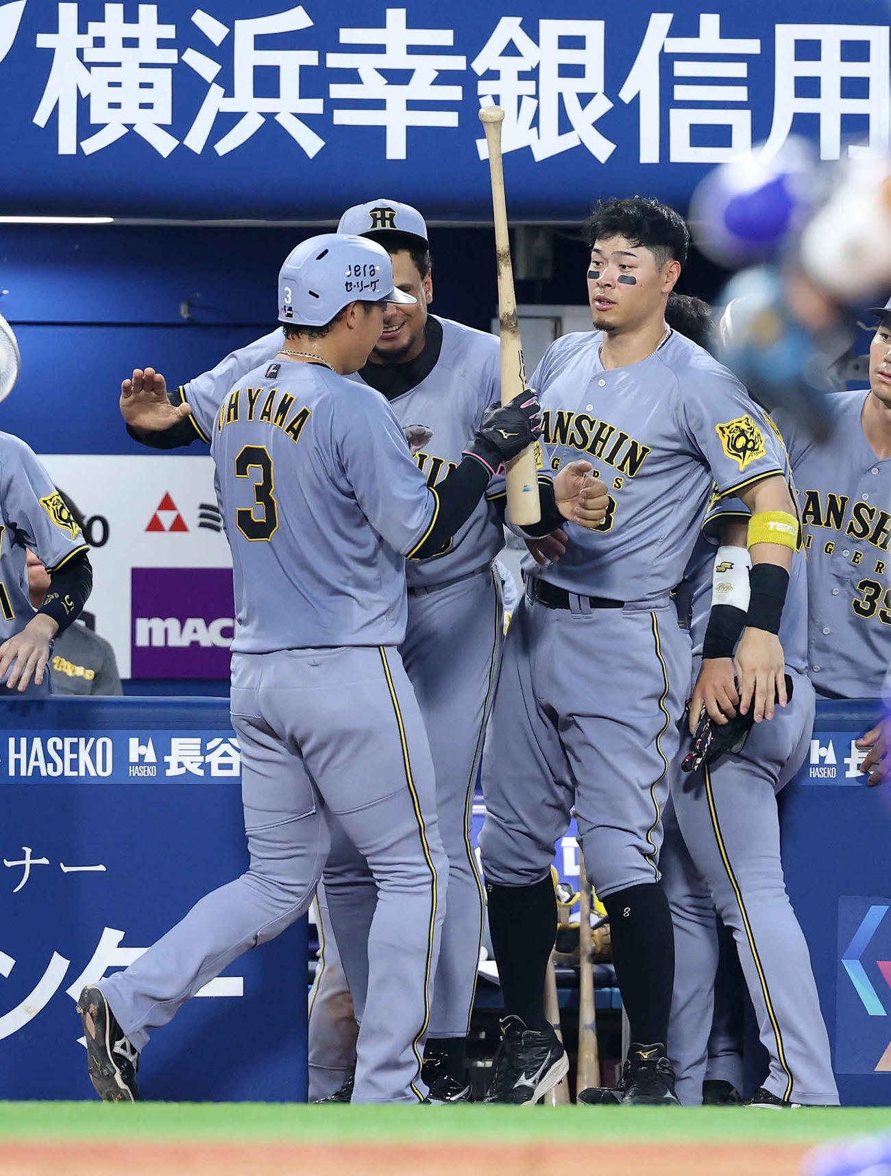 DeNA対阪神　4回表阪神2死一、三塁、熊谷の左越え適時三塁打で生還した大山（左）を迎える佐藤輝（撮影・鈴木正人）