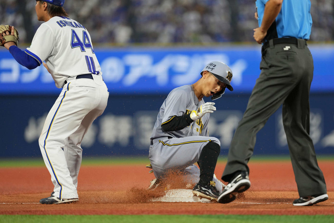 DeNA対阪神　4回表阪神2死一、三塁、2点適時三塁打を放つ熊谷（撮影・井上学）