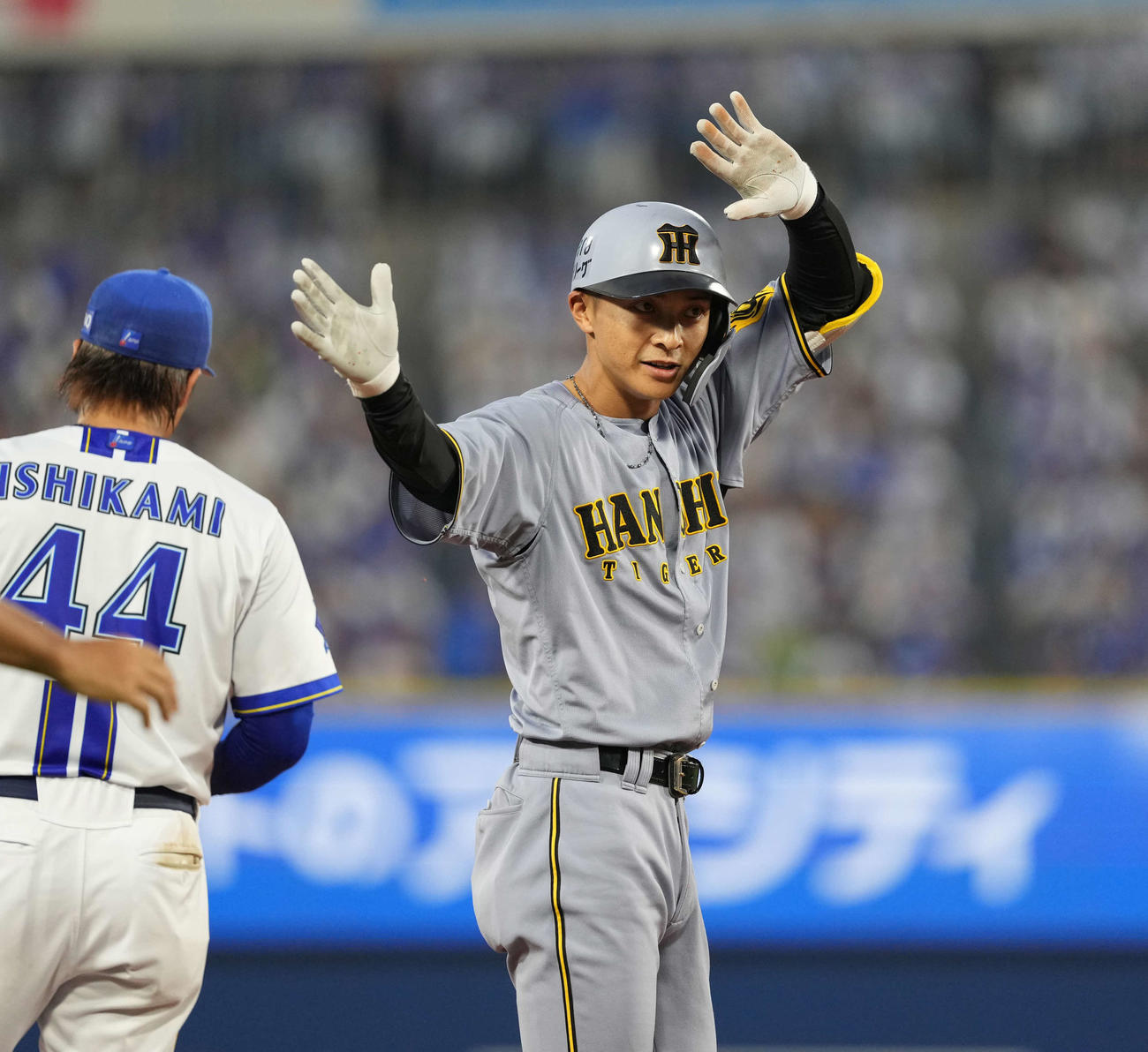 DeNA対阪神　4回表阪神2死一、三塁、2点適時三塁打を放つ熊谷（撮影・井上学）