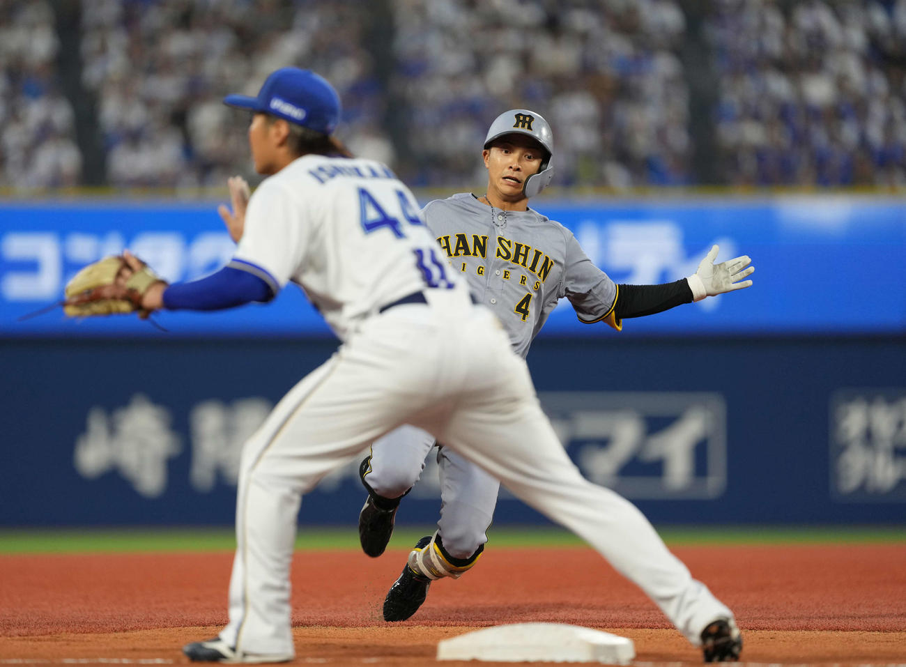 DeNA対阪神　4回表阪神2死一、三塁、2点適時三塁打を放つ熊谷（撮影・井上学）