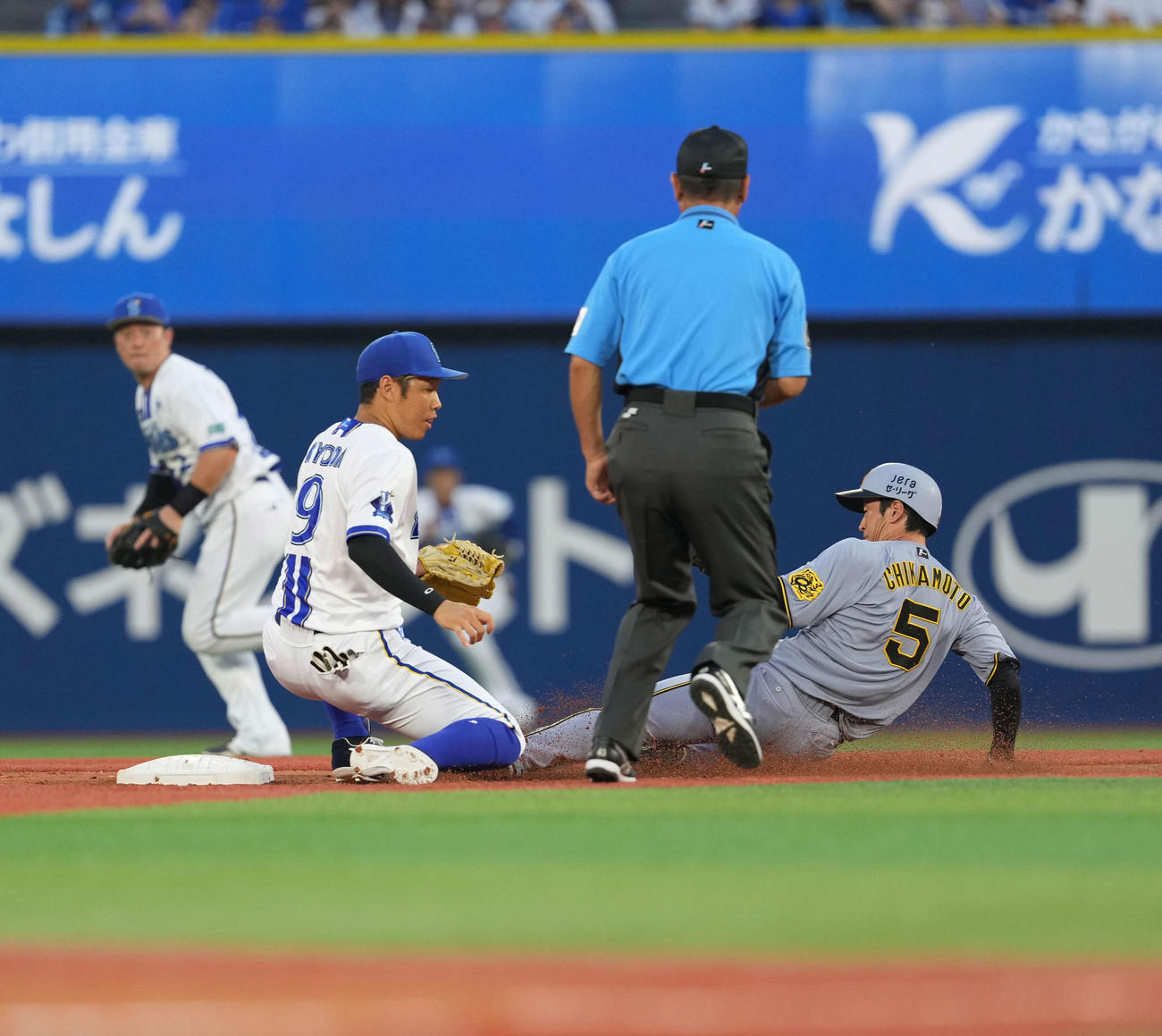 DeNA対阪神　3回表阪神2死一塁、二塁盗塁を決める近本（撮影・井上学）