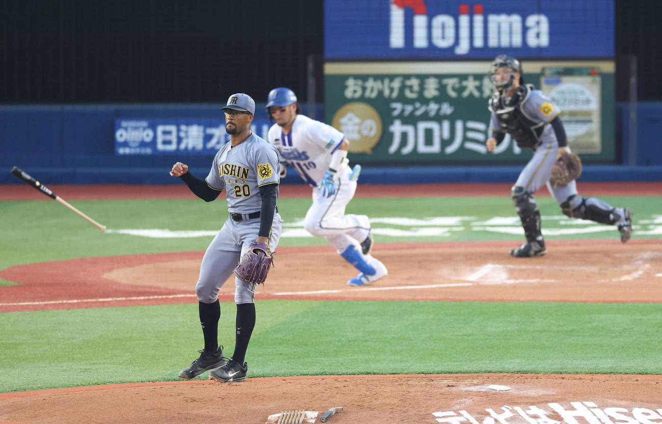 DeNA対阪神　2回裏DeNA1死、戸柱を二ゴロに抑えるデュプランティエ（撮影・河田真司）