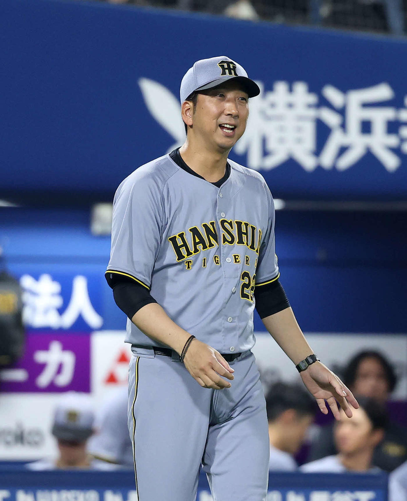 DeNA対阪神　8回裏、選手交代を告げる阪神藤川監督（撮影・鈴木正人）