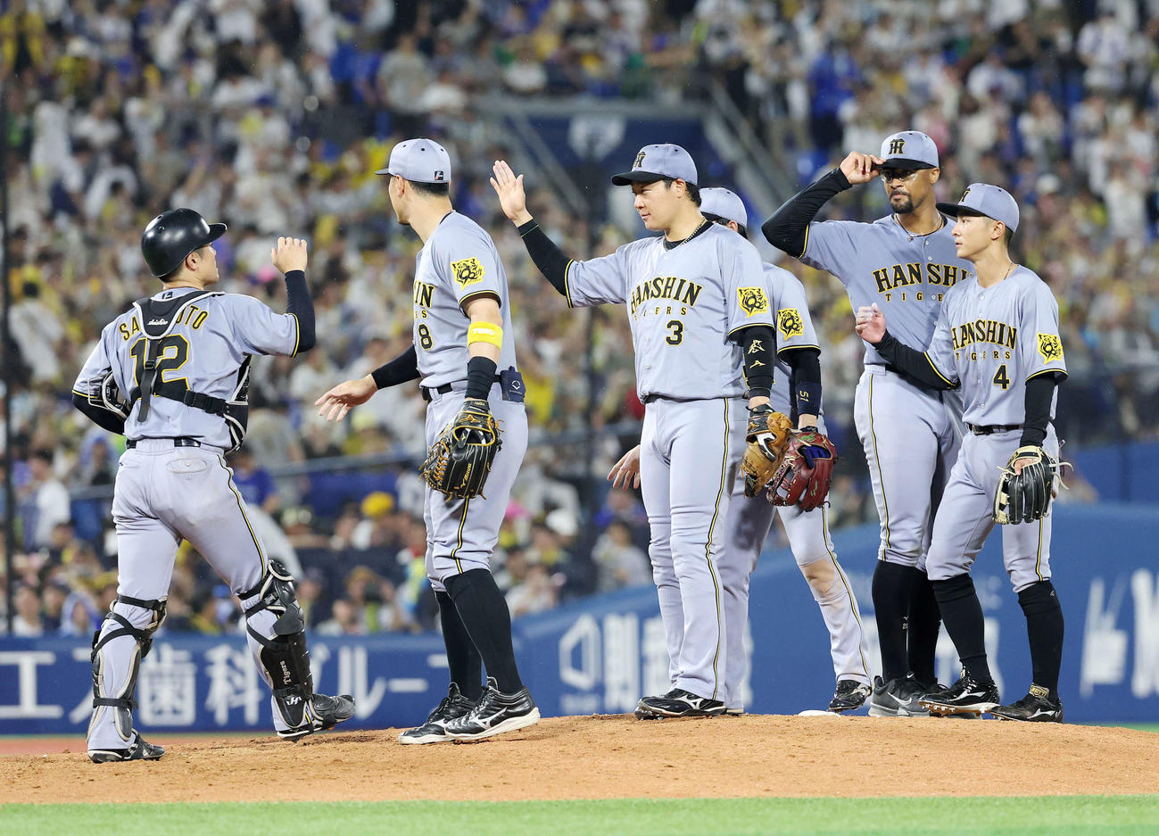 DeNA対阪神　勝利しマウンドに集まる阪神の選手たち（撮影・鈴木正人）