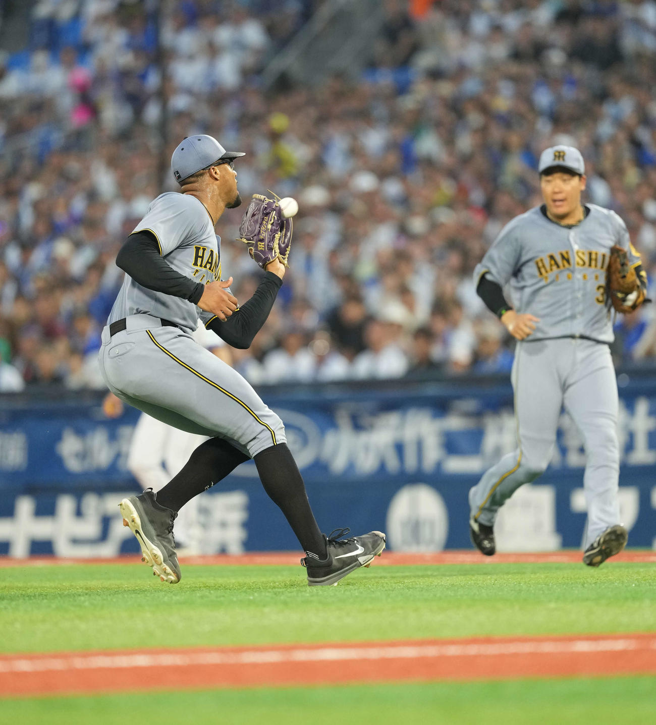 DeNA対阪神　3回裏DeNA1死一塁、大貫晋一の打球を捕球するデュプランティエ（撮影・井上学）