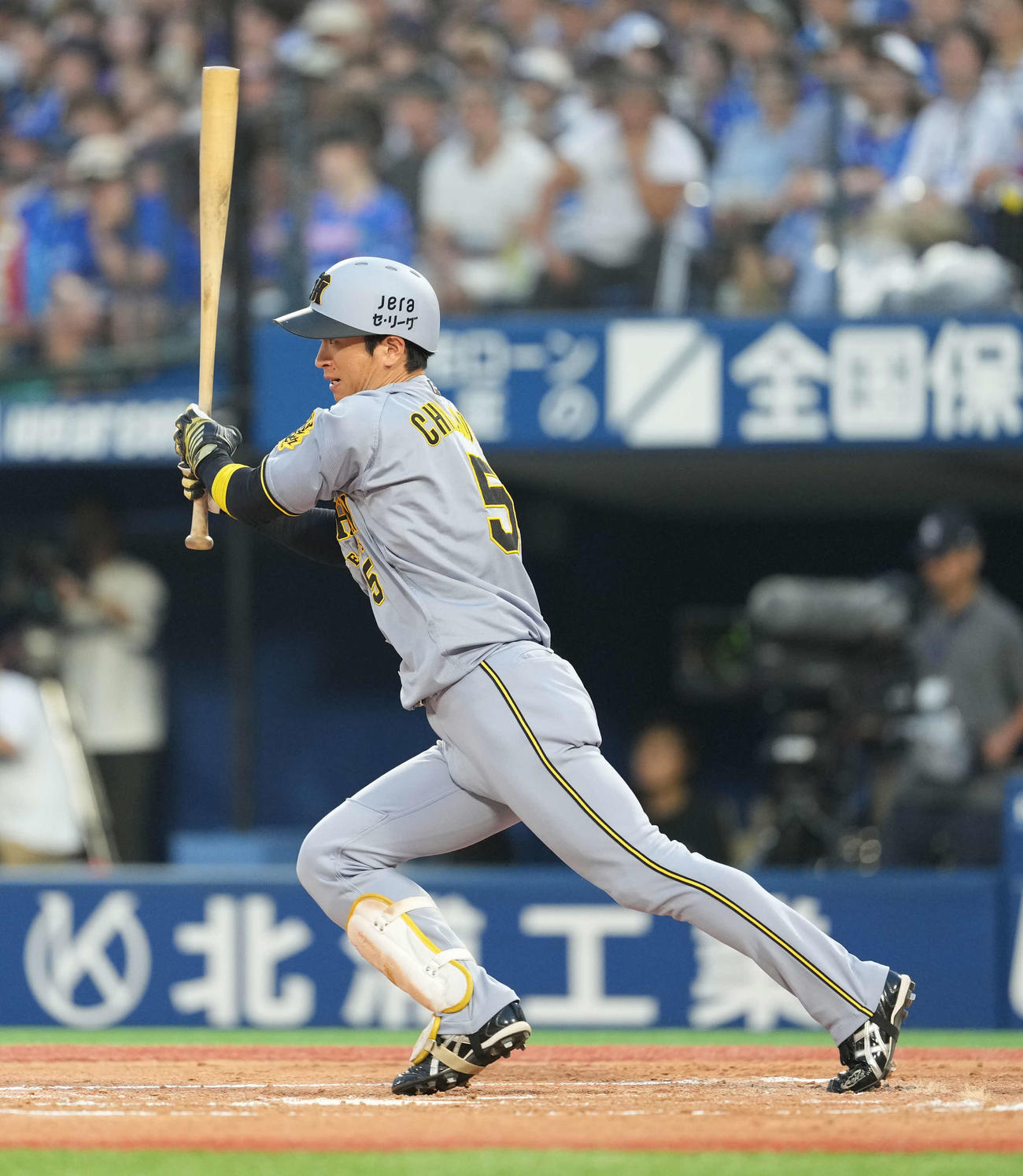 DeNA対阪神　3回表阪神無死、中前打を放つ近本（撮影・井上学）
