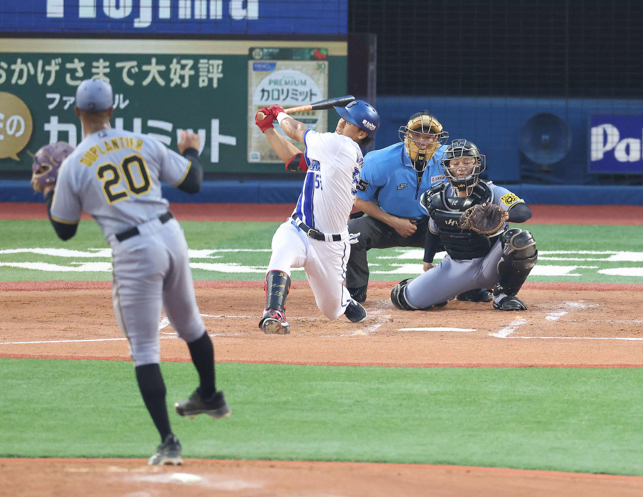 DeNA対阪神　2回裏DeNA1死、空振り三振に倒れる井上。投手デュプランティエ（撮影・河田真司）