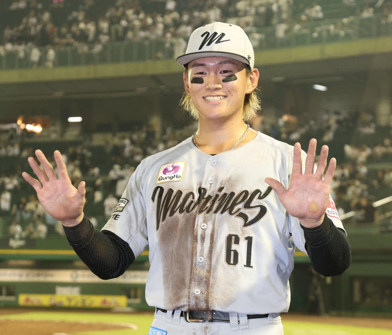 オリックス対ロッテ　10号に到達したロッテ山本大は両手で10を作り笑顔（撮影・西尾就之）