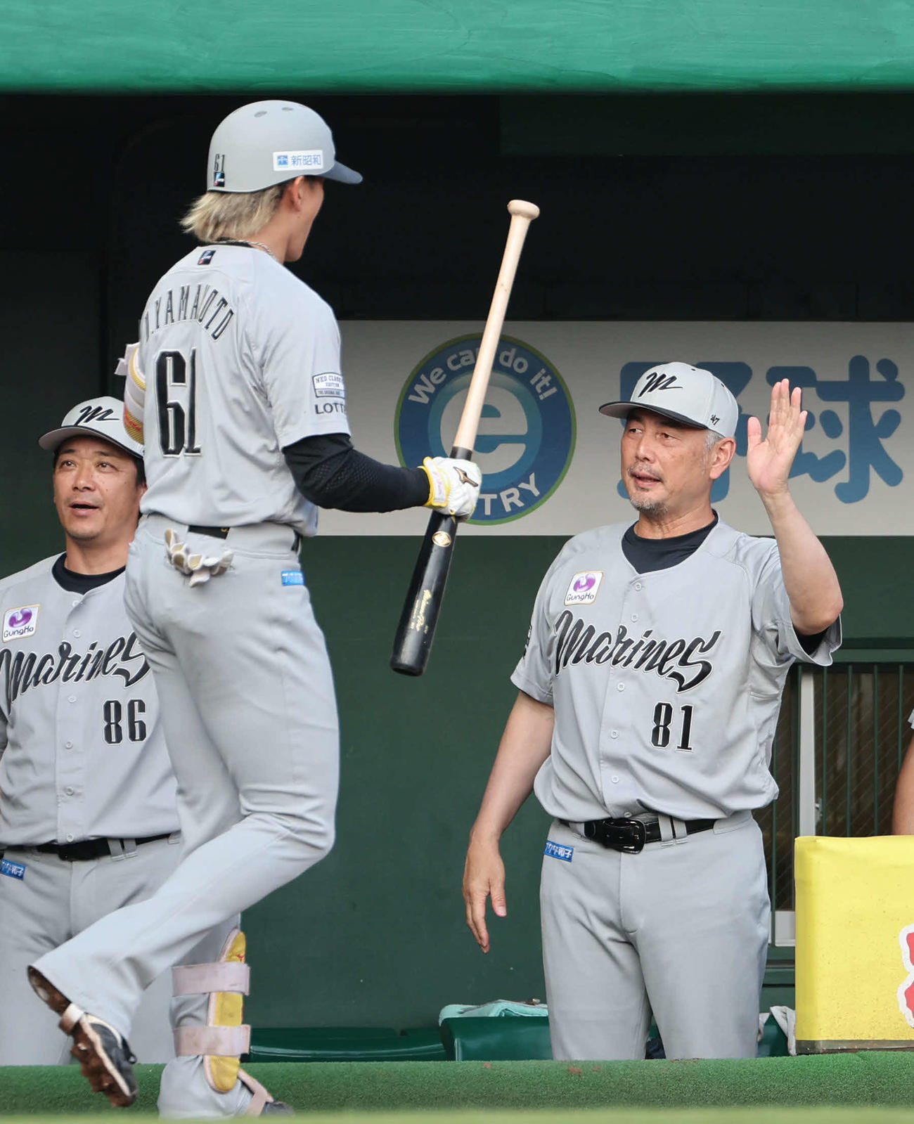 オリックス対ロッテ　1回表ロッテ2死二塁、先制本塁打の山本をベンチで出迎える吉井監督（撮影・西尾就之）