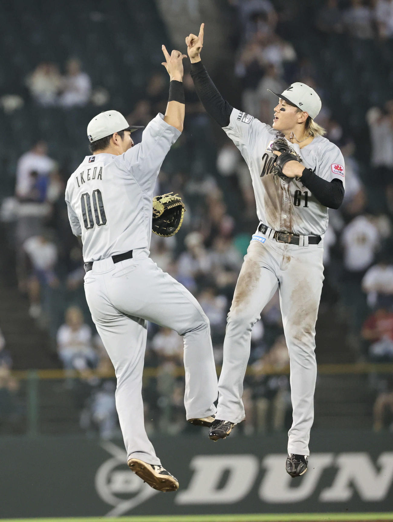 オリックス対ロッテ　2本塁打でチームを勝利に導いたロッテ山本（右）は池田とジャンプしてタッチ（撮影・西尾就之）